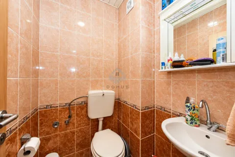 Manje kupatilo obloženo keramičkim pločicama sa WC šoljom i umivaonikom. - image 9