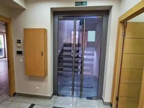 Rent, office space, 216m², Voždovac, Voždovac Sve Podlokacije - image 1