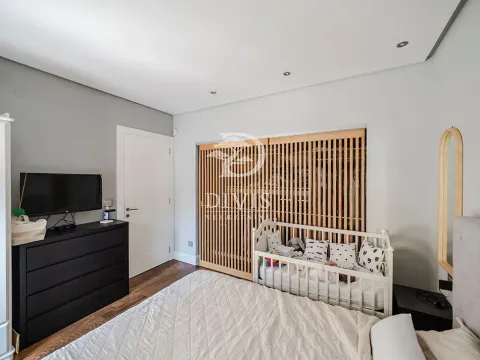 Spavaća soba sa krevetom, krevetcem i ugradnim plakarom sa drvenim letvicama. - image 7