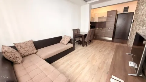 Dnevna soba sa garniturom, trpezarijom i pogledom na kuhinju. - image 12