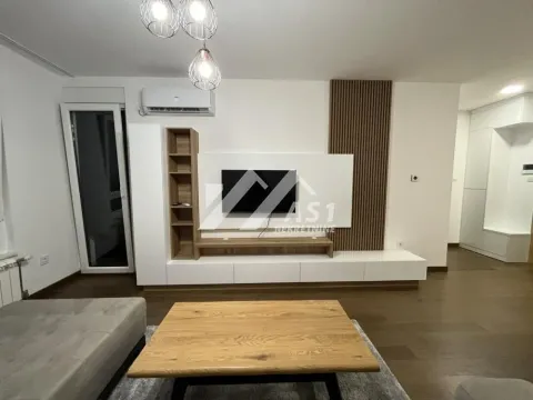 Dnevna soba sa modernim nameštajem i TV komodom. - image 3