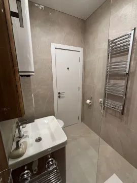 Moderno opremljeno kupatilo sa umivaonikom i tuš kabinom. - image 18