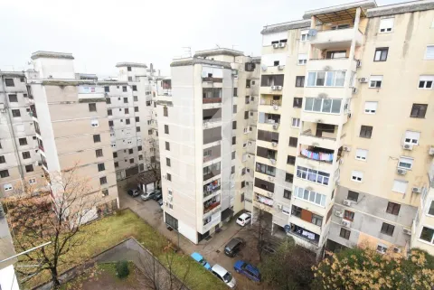 Pogled iz stana na okolne stambene zgrade i parking. - image 13