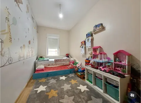 Dječija soba sa krevetom, regalom za igračke i tepihom sa motivima zvijezda. - image 2