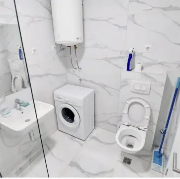 Savremeno opremljeno kupatilo sa sanitarijama, veš mašinom i bojlerom. - image 7