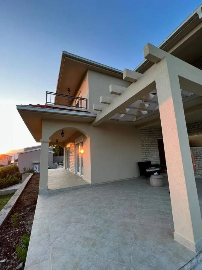 Rent, four bedroom apartment, 240m², Kotor, Crna Gora