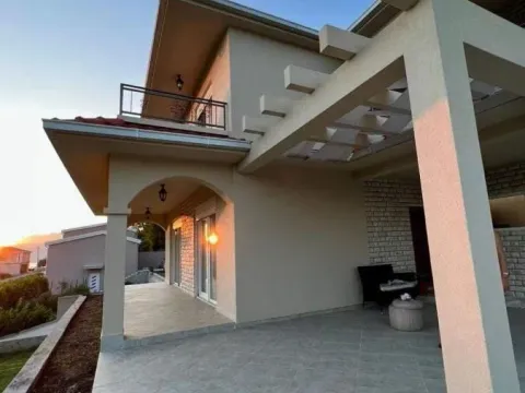 Izdavanje, četvorosoban stan, 240m², Kotor, Crna Gora - image 13