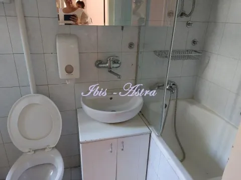 Bathroom equipped with a washbasin, toilet, and bathtub with a glass screen. - image 12