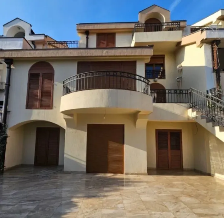 Izdavanje, kuća, 400m², Gorica C, Podgorica