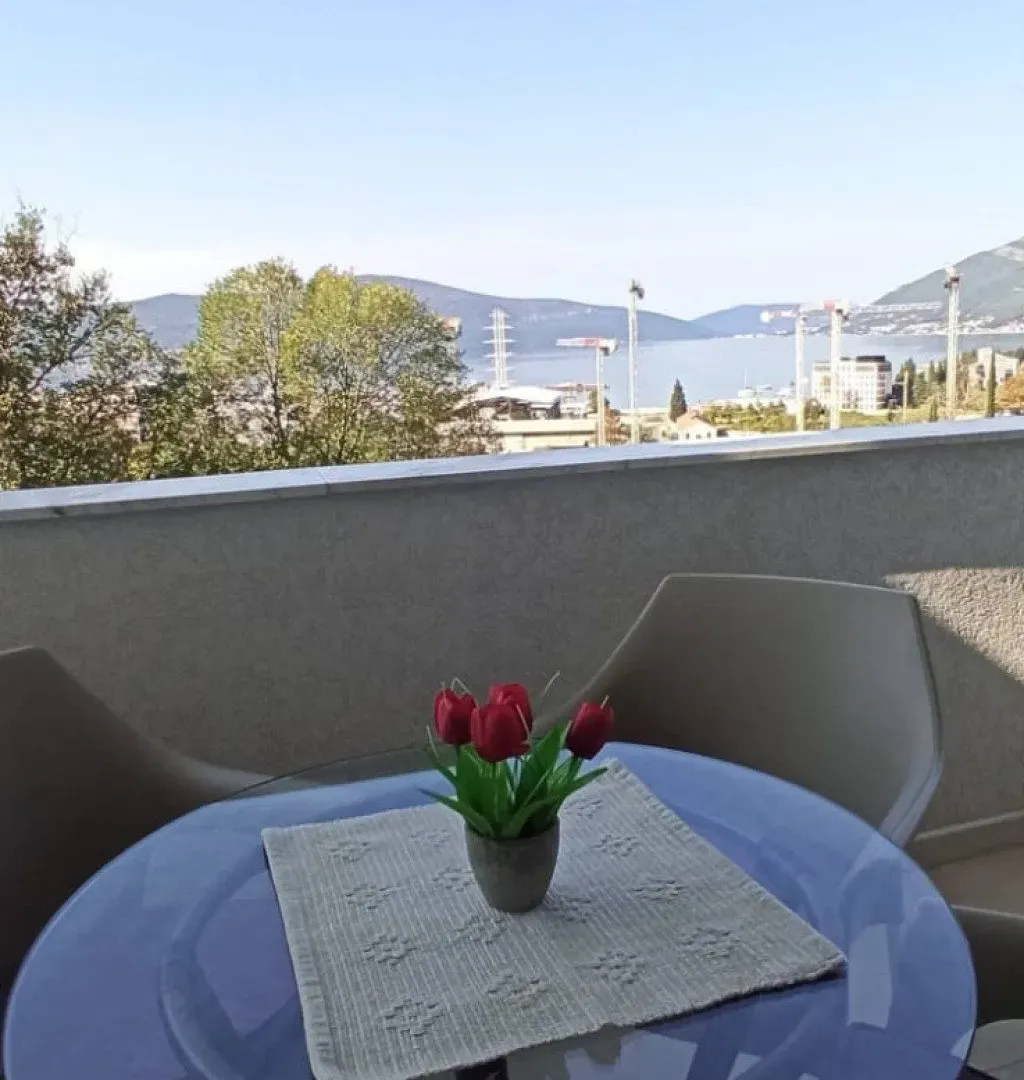 Izdavanje, dvosoban stan, 60m², Pod Kuk, Tivat