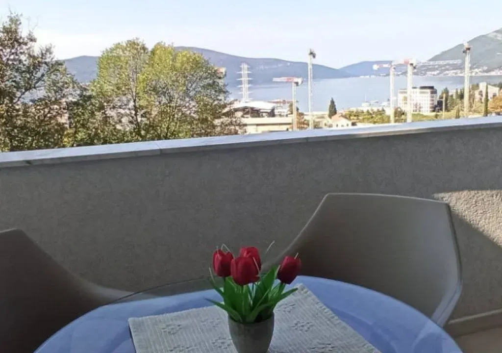 Izdavanje, dvosoban stan, 60m², Pod Kuk, Tivat