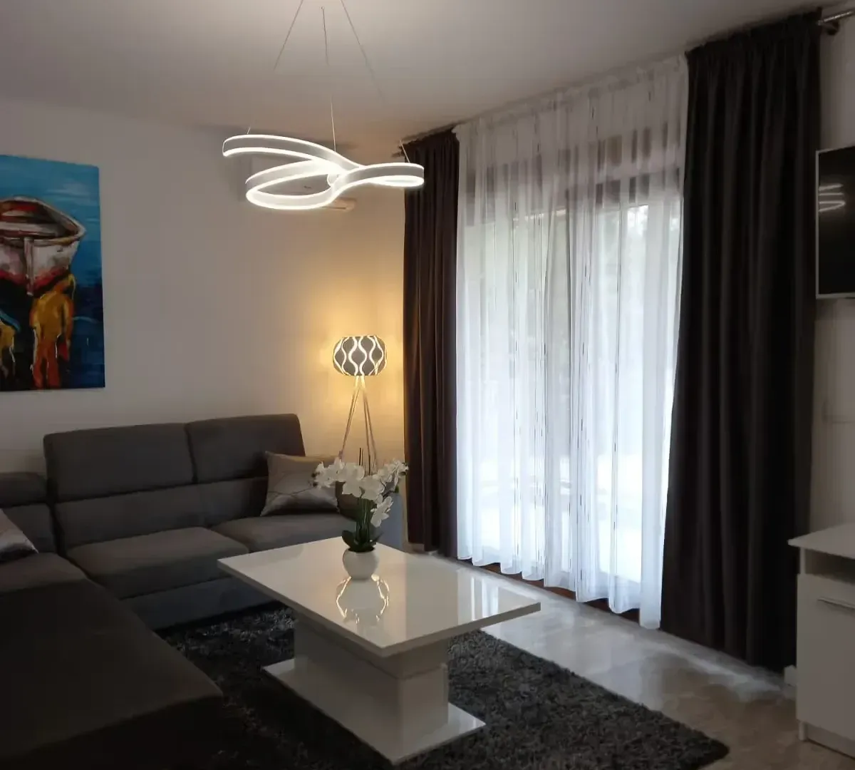 Izdavanje, stan, 58m², Tivat, Crna Gora