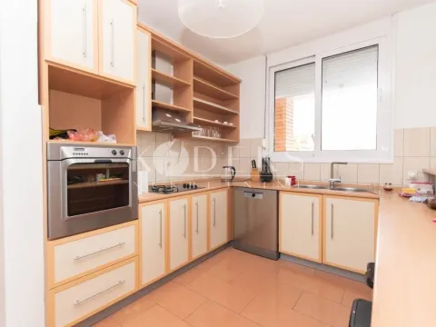 Izdavanje, kuća, 300m², Rogami, Podgorica - image 12