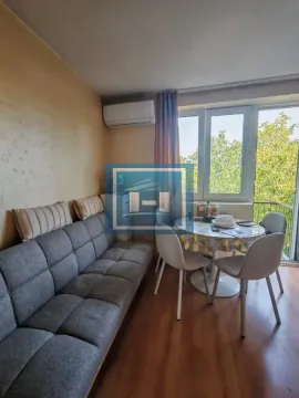 Dnevni boravak sa garniturom za sedenje i trpezarijskim stolom pored prozora. - image 2
