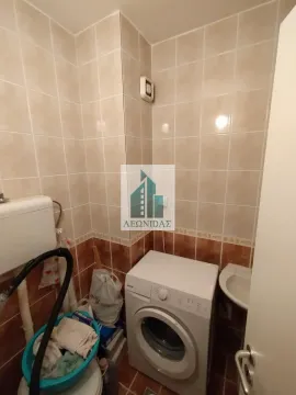 Smaller tiled bathroom with a washing machine and sanitary fixtures. - image 15