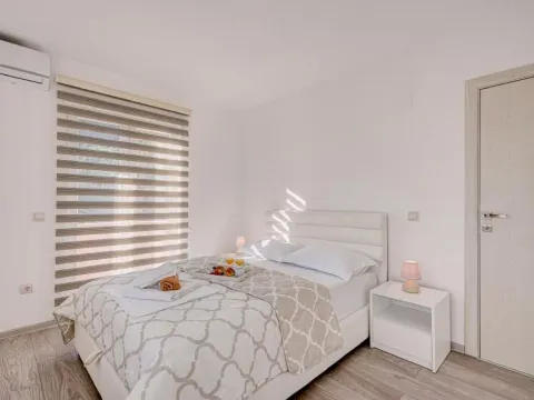 Izdavanje, trosoban stan, 150m², Donja Lastva, Tivat - image 7