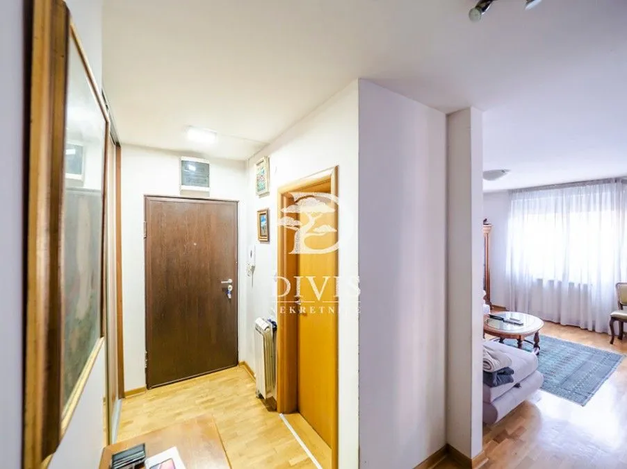 Sale, apartment, 83m², Neimar, Vračar Sve Podlokacije