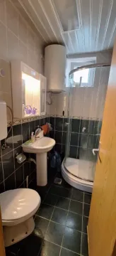 Manje kupatilo sa tuš kabinom, umivaonikom i wc šoljom. - image 11
