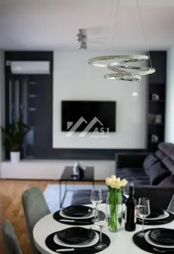 Moderna dnevna soba sa trpezarijskim delom i TV zidom. - image 4