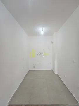Prazna neuređena prostorija sa bijelim zidovima i keramičkim pločicama na podu. - image 4
