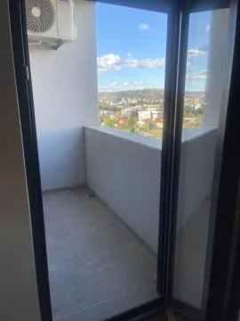 Pogled sa terase na grad i okolno naselje. - image 4
