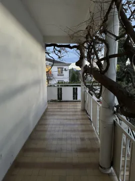 Dugačka popločana terasa sa bijelom ogradom. - image 16