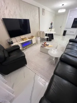 Moderan dnevni boravak sa garniturom i trpezarijom u pozadini. - image 3
