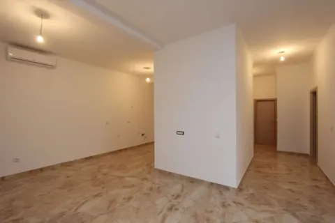 Prazna prostorija sa svijetlim podnim pločicama. - image 5