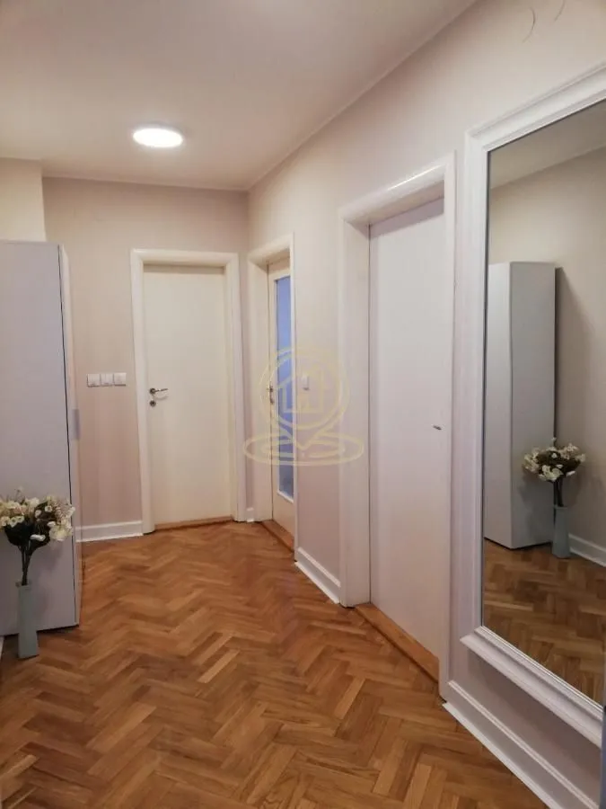 Izdavanje, četvorosoban stan, 130m², Grbavica, Novi Sad Sve Podlokacije
