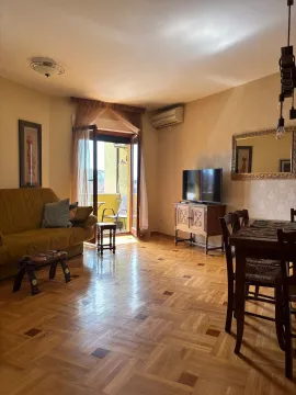 Dnevna soba sa garniturom za sjedenje, trpezarijskim stolom i izlazom na balkon. - image 4
