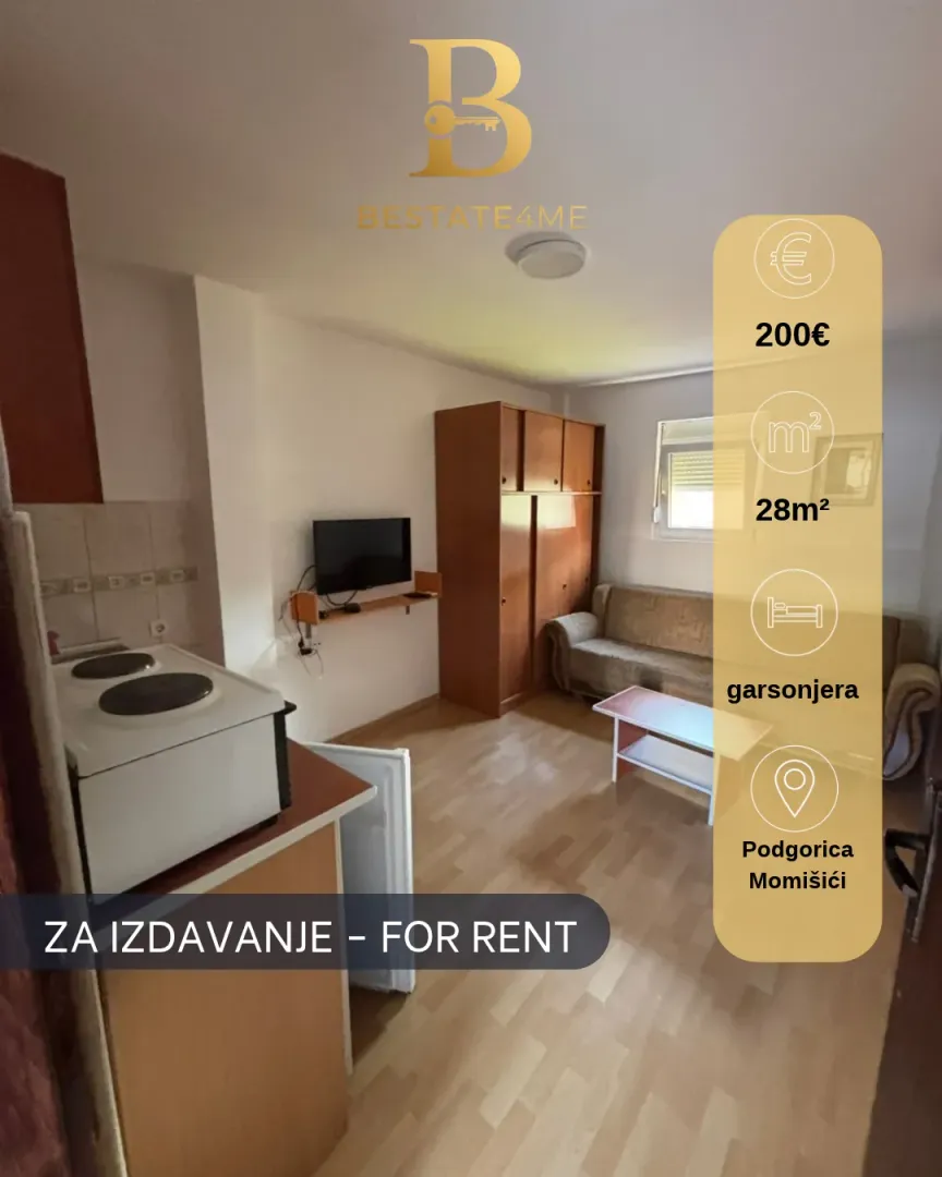 Manji namješten dnevni boravak sa kuhinjom u garsonjeri.