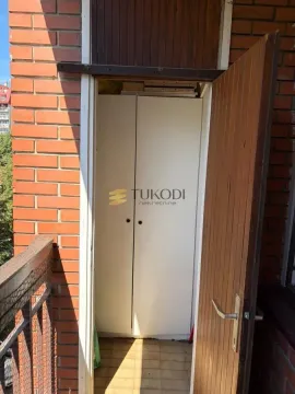 Manja ostava sa belim ormarom na terasi sa ciglenim zidom. - image 13