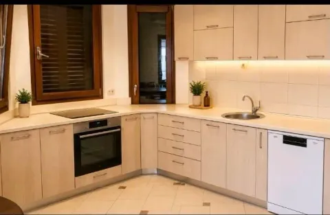 Ugaona kuhinja sa svijetlim elementima i ugrađenim kućnim aparatima. - image 3