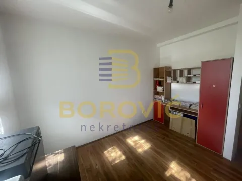 Manja soba sa drvenim podom, radnim stolom i policama. - image 12