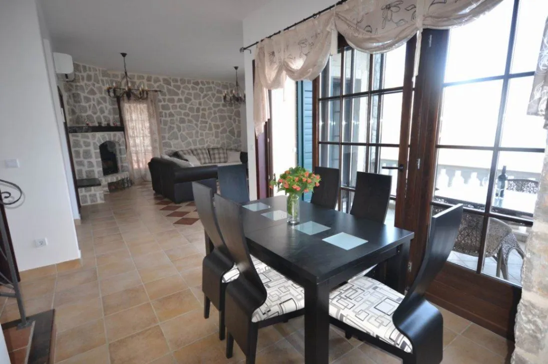 Prodaja, kuća, 235m², Kostanjica, Kotor