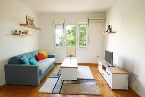 Living room with sofa, TV and access to the terrace. - image 2