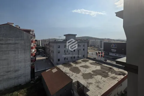 Pogled sa prozora na okolne zgrade i gradski pejzaž. - image 12