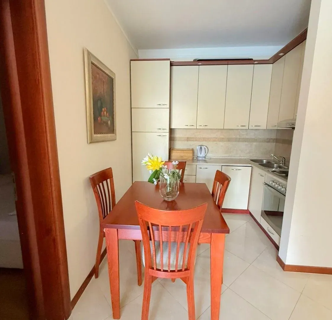 Izdavanje, dvosoban stan, 85m², Rafailovići, Budva