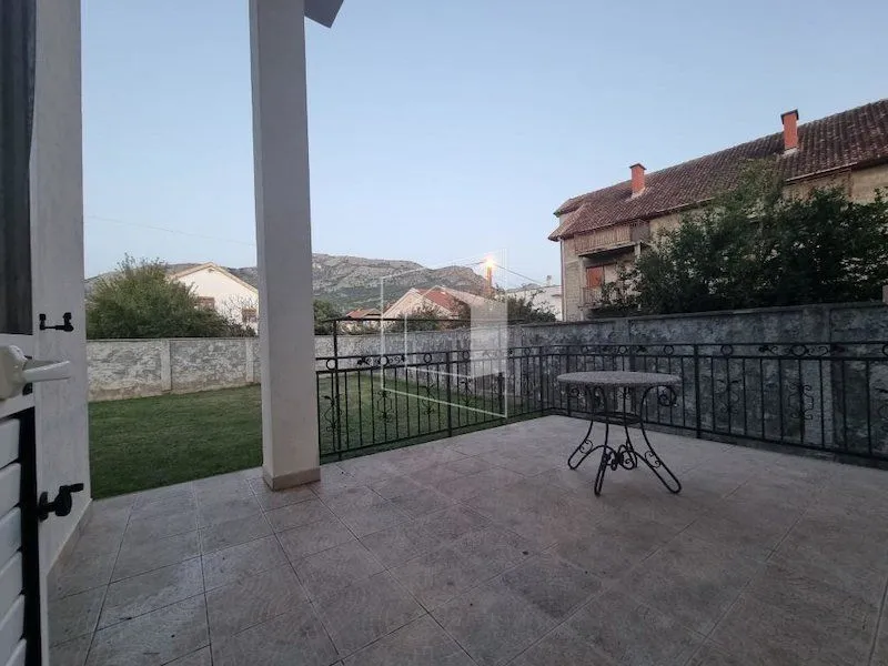 Izdavanje, kuća, 400m², Zlatica, Podgorica