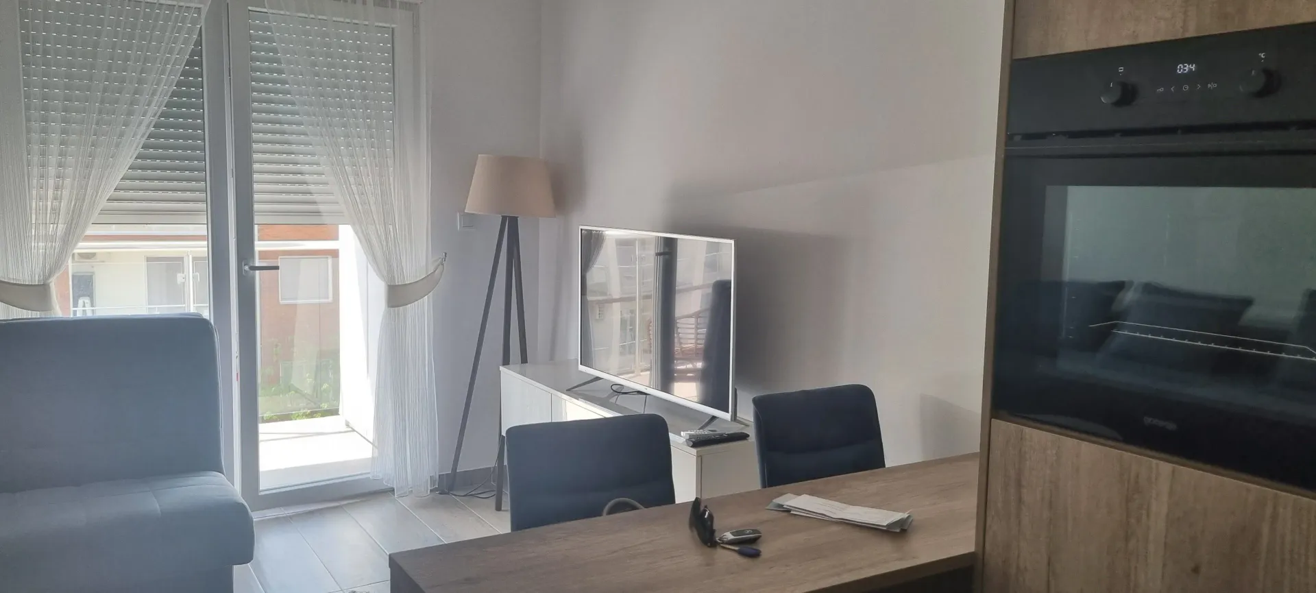 Dnevni boravak sa trpezarijom i izlazom na terasu.