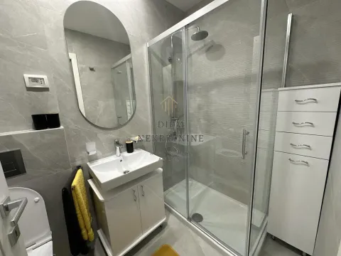 Moderno opremljeno kupatilo sa tuš kabinom, umivaonikom i ogledalom. - image 5