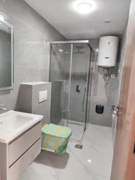 Novoopremljeno kupatilo sa tuš kabinom, umivaonikom i bojlerom. - image 7