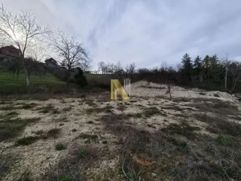 Zemljište sa okolnim zelenilom i drvećem. - image 3