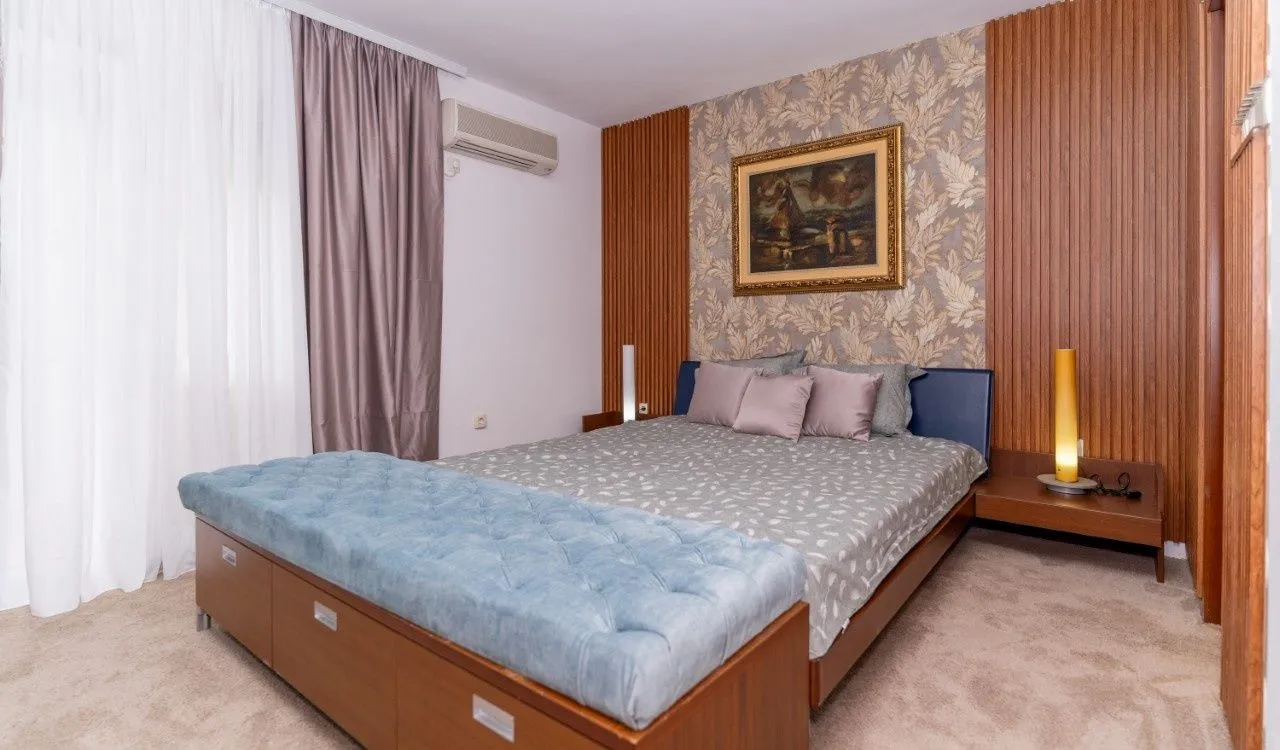 Izdavanje, trosoban stan, 200m², Gorica C, Podgorica