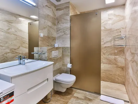 Izdavanje, dvosoban stan, 77m², Centar, Budva - image 2