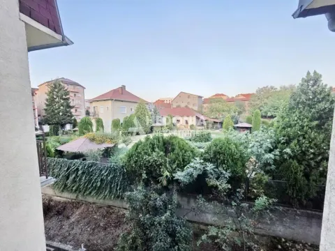 Pogled sa terase na uređeno dvorište i okolne kuće. - image 7