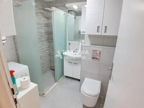 Savremeno opremljeno kupatilo sa tuš kabinom, umivaonikom i WC šoljom. - image 5