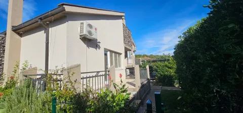 Eksterijer kuće sa dvorištem i terasom. - image 3