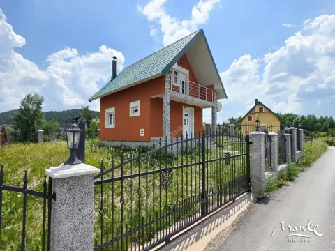Pogled na spoljašnjost kuće sa ogradom i dvorištem. - image 3