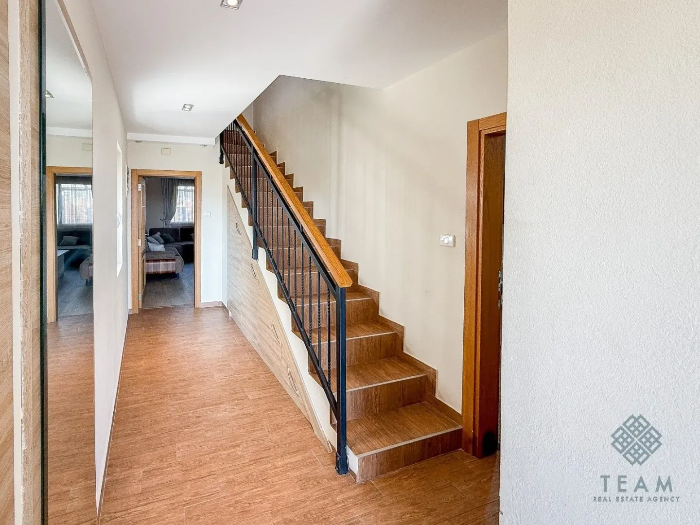 Izdavanje, trosoban stan, 150m², Zabjelo, Podgorica